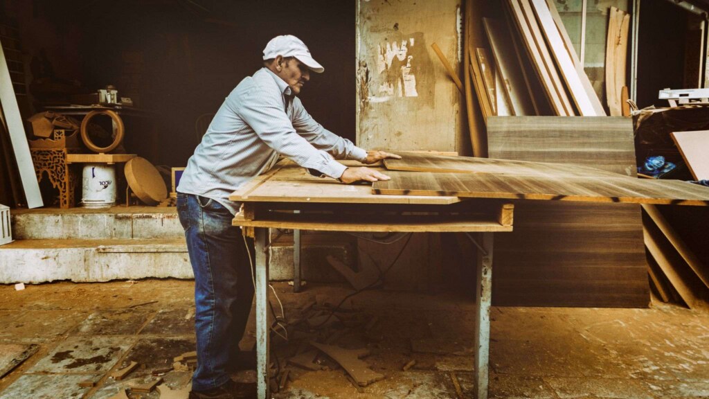 Detaliu de nume sapate prin V-carve in placaj de mesteacan