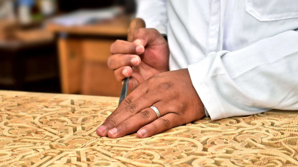 Detaliu de litere săpate prin V-carve, cu adâncime de 2 mm