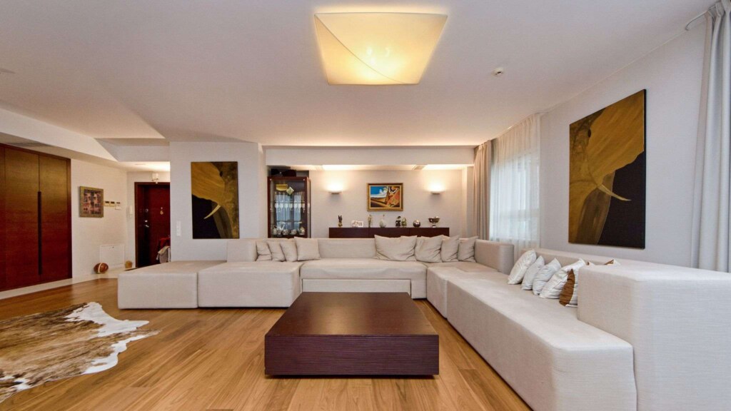 Piesa din lemn natural pe un perete simplu, intr-un interior rustic