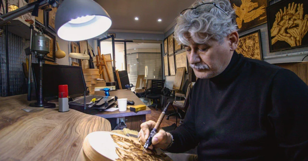 Freză CNC gravând un model detaliat într-o placă de stejar în atelier