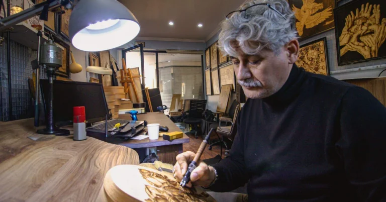 Freză CNC gravând un model detaliat într-o placă de stejar în atelier